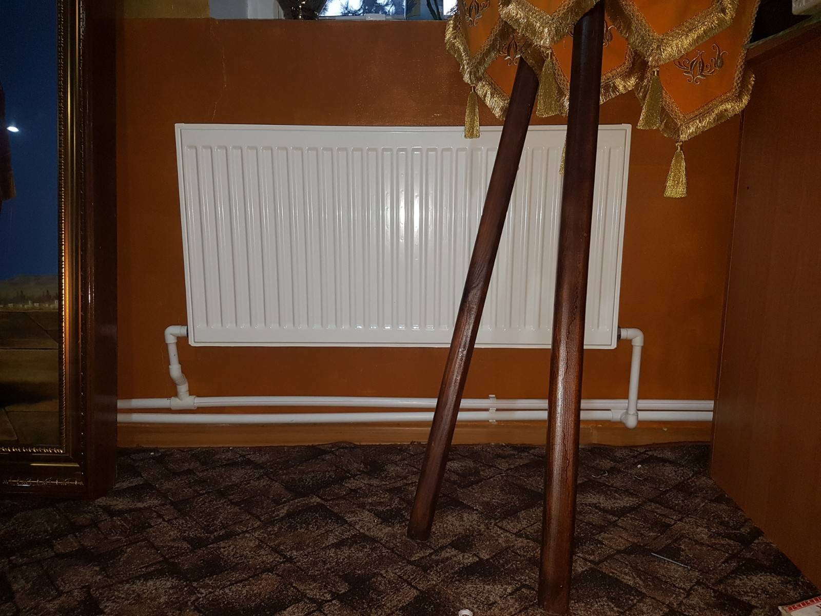 Un preot a instalat de unul singur sistemul de încălzire în biserică