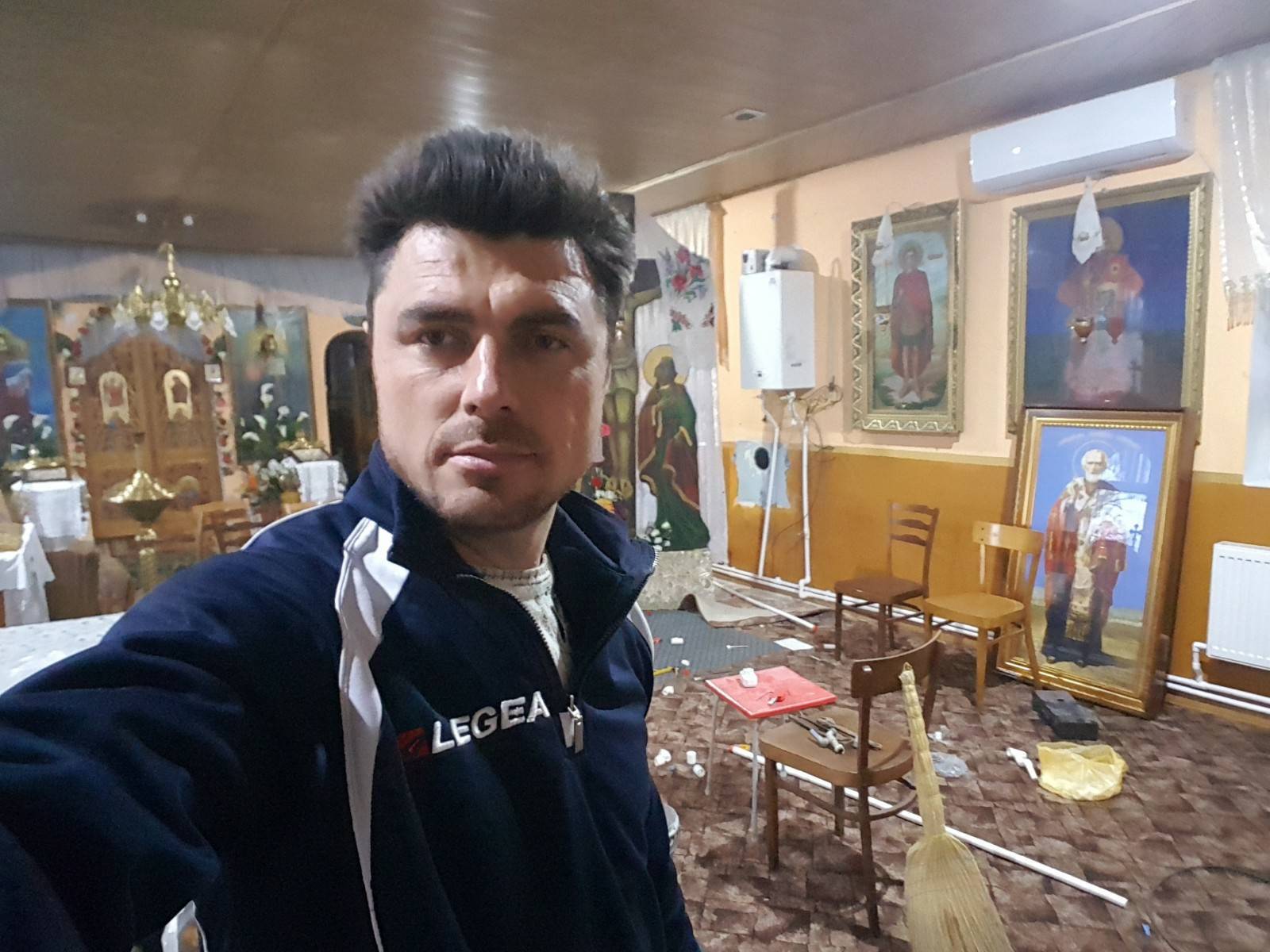 Un preot a instalat de unul singur sistemul de încălzire în biserică