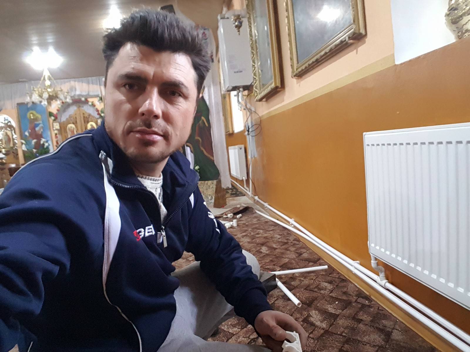 Un preot a instalat de unul singur sistemul de încălzire în biserică