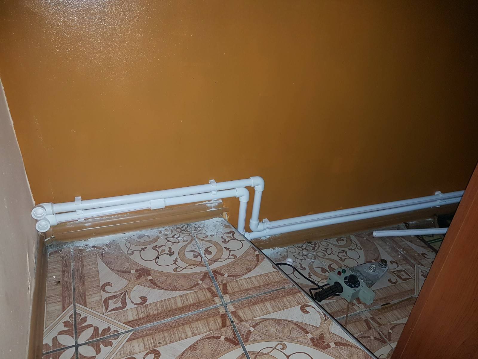 Un preot a instalat de unul singur sistemul de încălzire în biserică