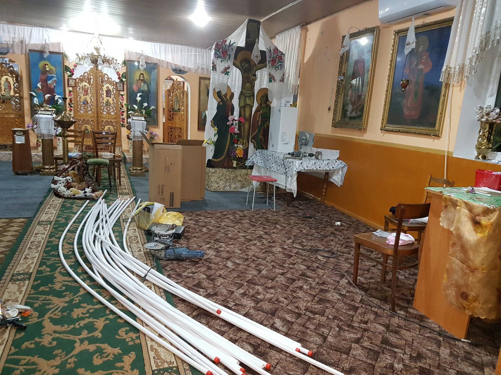 Un preot a instalat de unul singur sistemul de încălzire în biserică