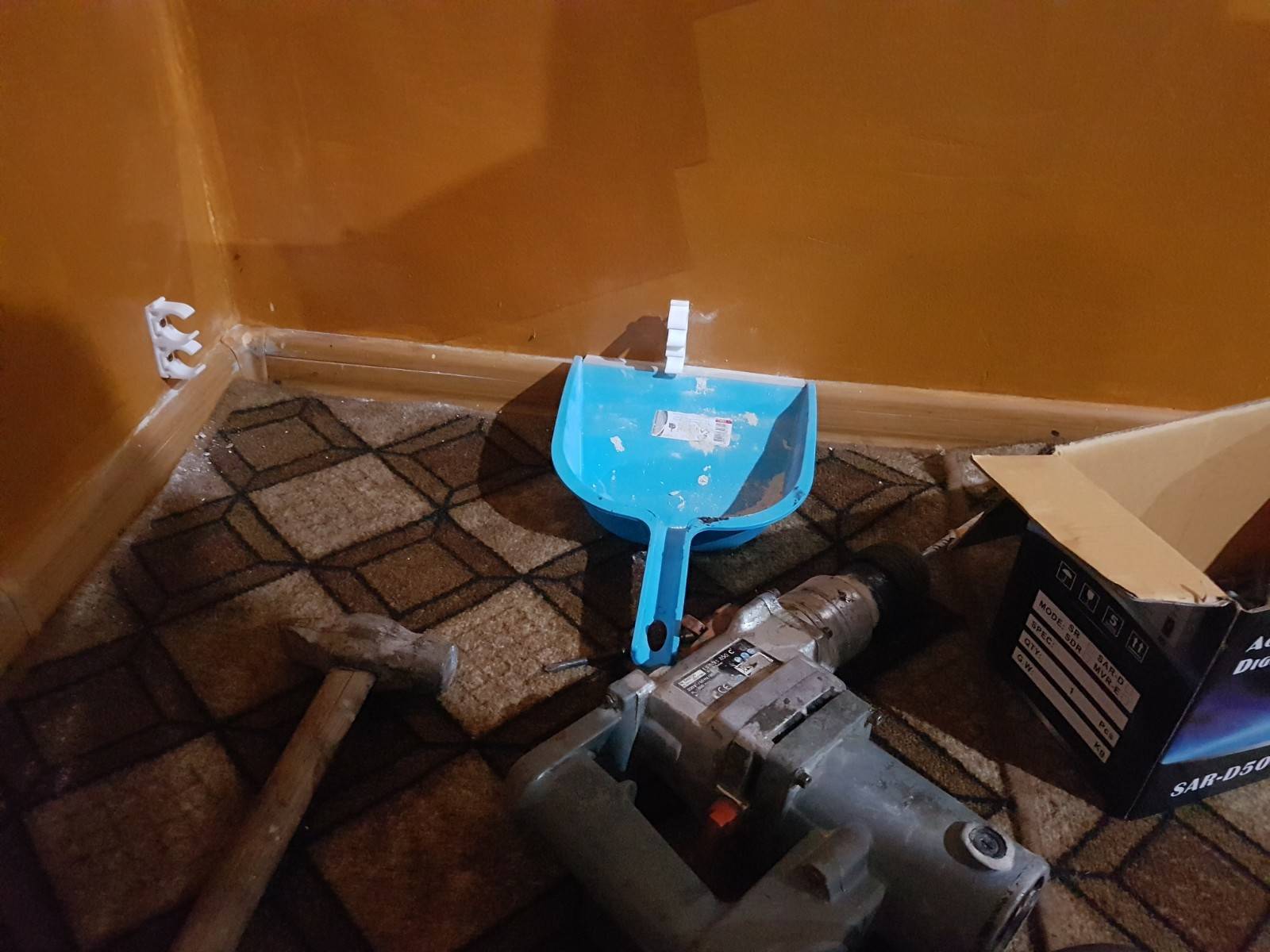 Un preot a instalat de unul singur sistemul de încălzire în biserică