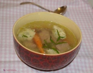 REȚETĂ // Supă de vită cu morcovi tineri și găluște de făină