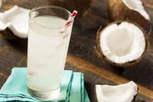 Apă de cocos - băutură energizantă naturală