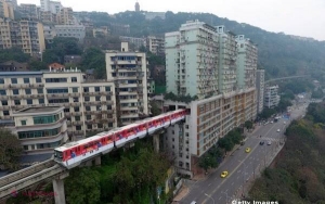 VIDEO // Un bloc turn din China este traversat chiar în mijloc de linia ferată. Ce spun oamenii care stau în clădire 