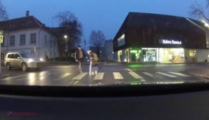 VIDEO // Un bărbat s-a dat jos din maşină şi s-a oferit să ajute o bătrână să treacă stradă. Ce a urmat însă întrece orice IMAGINAŢIE 