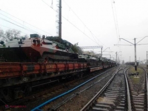 VIDEO // Tren încărcat cu tancuri, surprins în Donețk