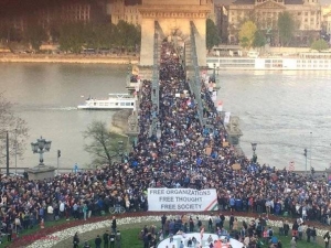 „Să oprim Moscova”: Mii de persoane au protestat faţă de influenţa în creştere a RUSIEI într-un stat membru UE