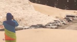 VIDEO // Imagini șocante cu zăpada plutitoare care înghite zeci de mașini!