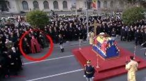 Cine este bărbatul în ROŞU, pata de culoare dintr-o mulţime îmbrăcată în negru la funeraliile Regelui Mihai l