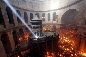 Focul Sfânt de la Ierusalim, MINUNEA care se întâmplă în FIECARE AN în Biserica Ortodoxă! LUMINA DIN CER APRINDE LUMÂNĂRILE!