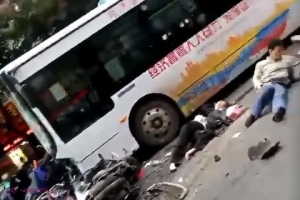 VIDEO // Un bărbat înarmat cu un cuțit a DETURNAT un autobuz şi a lovit pietonii de pe trotuar