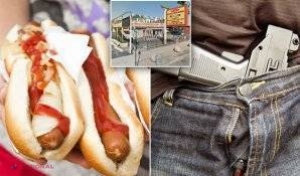 Un interlop care jefuia un magazin de hot-dog s-a ÎMPUȘCAT din greșeală între picioare