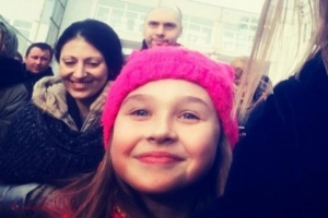 VIDEO // Gestul sugestiv al unei fetițe de 10 ani a devenit SIMBOLUL protestelor antipoluare din Volokolamsk, unde zeci de copii au fost spitalizați