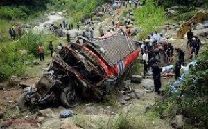 ACCIDENT CUMPLIT: Cel puţin 43 de persoane au murit pe loc, după ce autocarul a căzut în prăpastie