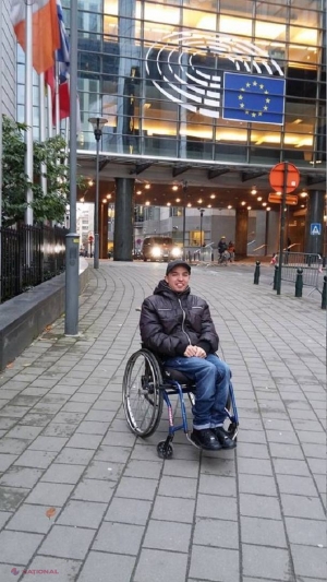 Visul de la Haga: Gheorghiță, un tânăr în scaun cu rotile din Călărași, a ajuns ofițer de presă la Parlamentul European