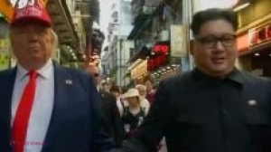 VIDEO // „Donald Trump” şi „Kim Jong-un” s-au plimbat pe stradă, ţinându-se de mână