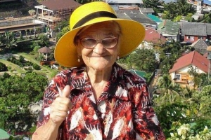 FOTO // „Super Babushka”. Bătrâna de 90 care călătoreşte în jurul lumii 