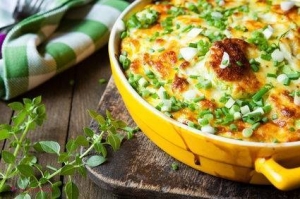 REȚETĂ // Dovlecei la cuptor cu sos de brânză şi ceapă verde