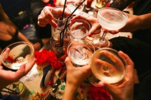 Ce este „drunkorexia”, fenomenul care face ravagii printre tineri