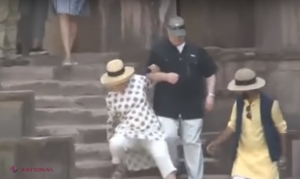 VIDEO // Hillary Clinton, din nou pe picior greșit! S-a împiedicat în timpul unei excursii
