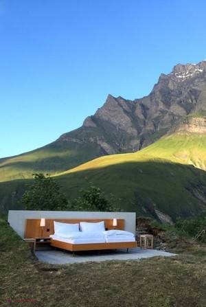 GALERIE FOTO // În Elveţia s-a deschis primul hotel din lume care nu dispune de pereţi şi tavan