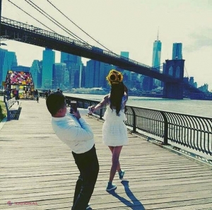 FOTO // „Sclavii“ Instagram: Chinul BĂRBAŢILOR puşi să le facă poze perfecte iubitelor
