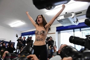 VIDEO // Protest sexy când Berlusconi a venit la vot