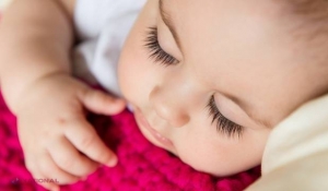 Pe ce ar trebui să doarmă bebeluşii pentru a reduce riscul alergiilor?