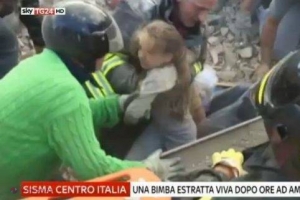 VIDEO EMOȚIONANT // Momentul în care o fetiţă din Italia e salvată după 17 ore sub dărâmături
