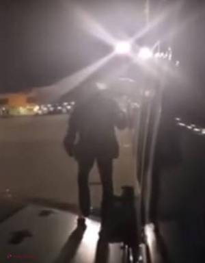 VIDEO // Un pasager a ieșit pe aripa avionului în semn de PROTEST că debarcarea s-a făcut cu întârziere 