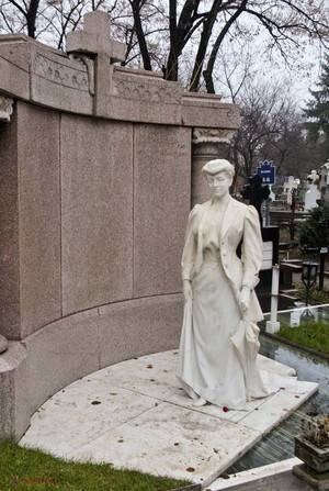 Povestea „Doamnei cu umbrelă” din cimitirul Bellu. Cine a ucis-o, de fapt 