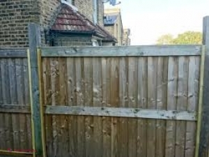 Postarea virală a unei femei pompier din Londra, despre vecinii ei români: „Străinii ăştia băgăcioşi care vin aici şi repară garduri!”