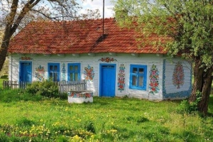 GALERIE FOTO // Este considerat cel mai frumos sat! Casele sunt decorate, în întregime, de femei