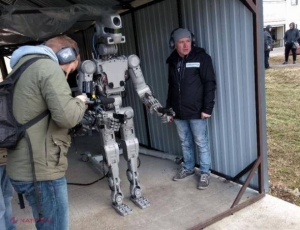 VIDEO // Rusia învață un ROBOT să tragă cu pistolul: „Nu va fi Terminator”