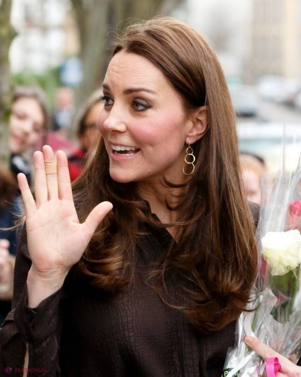 FOTO // De ce Kate Middleton are mereu plasturi pe mână