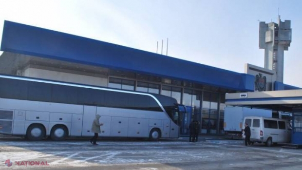 Câți bani făceau ILEGAL un vameș și un polițist de frontieră de la fiecare autocar cu pasageri ce pleca din R. Moldova