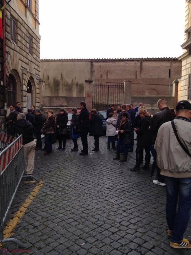 FOTO // Cozi la secțiile de vot din Roma