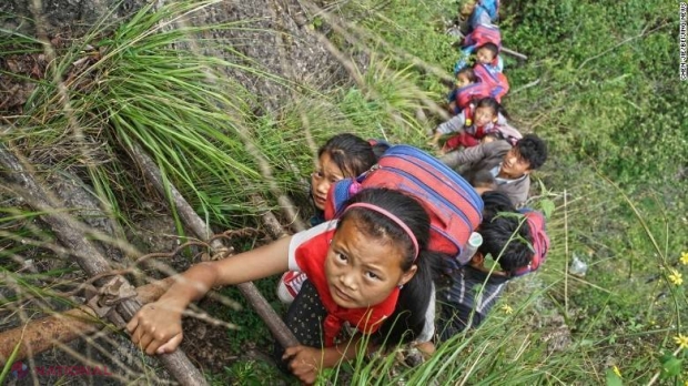 FOTO // Ce sunt NEVOIȚI să facă elevii dintr-un sat din China pentru a ajunge la școală. Își pun viața în PERICOL zi de zi