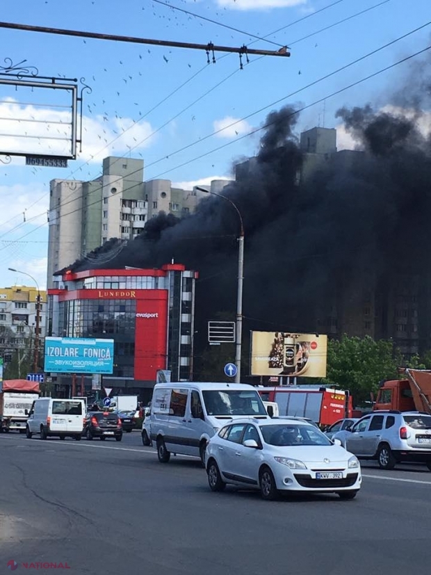 VIDEO // Încă un INCENDIU de proporții în Chișinău. A luat foc un centru comercial din capitală