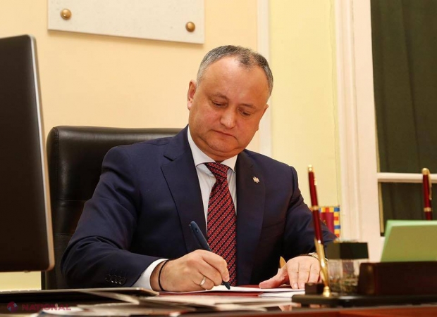 Dodon semnează o nouă INIȚIATIVĂ legislativă. S-a lăsat fotografiat în momentul semnării