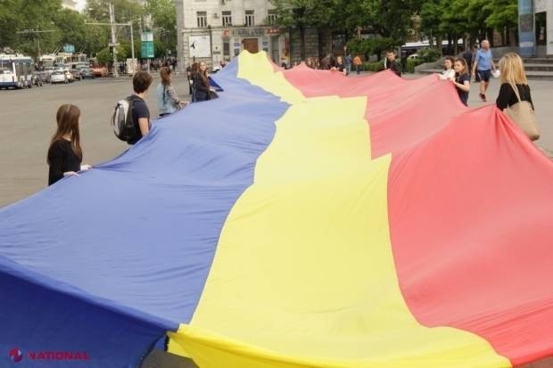 VIDEO // Un TRICOLOR URIAȘ în centrul Chișinăului, cu ocazia celor 99 de ani de la Unirea Basarabiei cu România 