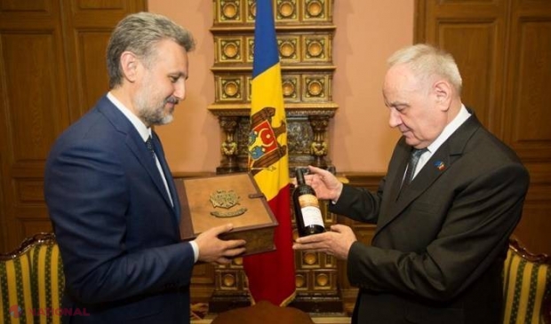 CADOUL lui Nicolae Timofti pentru președintele României