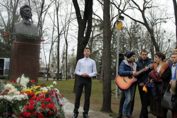 REPORTAJ FOTO // Rând la bustul lui Mihai Eminescu, de ziua lui