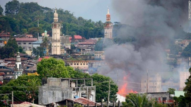 Averea fabuloasă lăsată în urmă de luptătorii ISIS, dupa eșecul de a cuceri Marawi. Ce au descoperit trupele în sacii abandonați