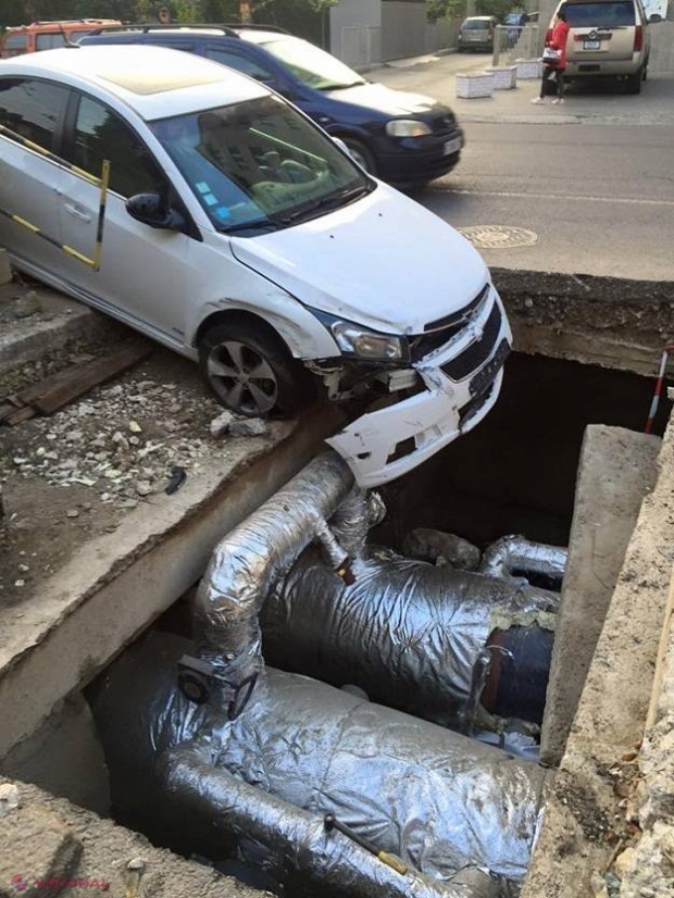 FOTO // Cu mașina în groapă, pe o stradă din Chișinău