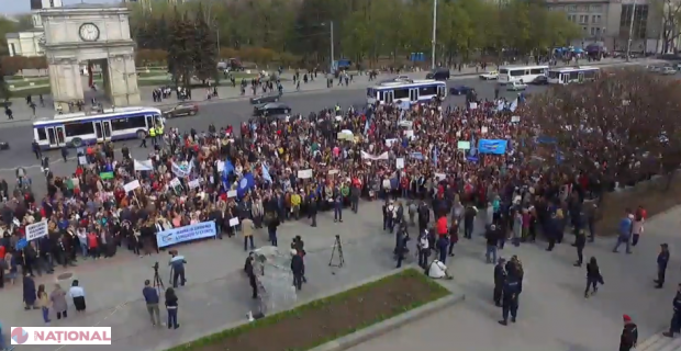 VIDEO // Sute de profesori PROTESTEZĂ în fața Guvernului. Aceștia cer MAJORAREA salariilor