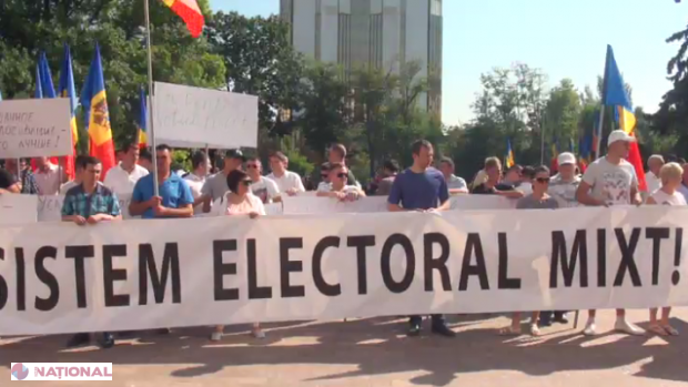 VIDEO // Organizator: „Peste 15 mii de oameni se află în fața Parlamentului pentru a susține schimbarea sistemului electoral”