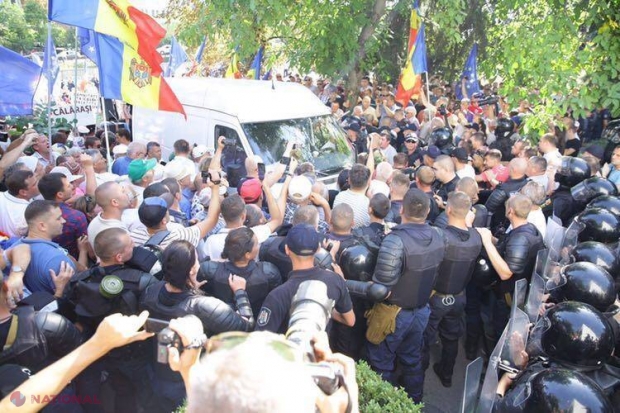 VIDEO // Protestatarii din fața Parlamentului au adoptat o rezoluție, după care au mers la M 1. Constantin Cheianu a găsit de cuviință să-l ATACE pe Nicolae Negru. O mașină a intrat în MULȚIME și „s-a deplasat în direcţia cordonului viu de poliţişti”