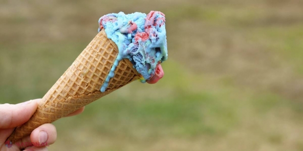 Înghețata care își schimbă culoarea în timp ce este mâncată
